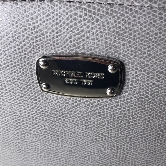 New Michael Kors Crossbody Bag Pebble Gray NWOT - Picture 4 of 16